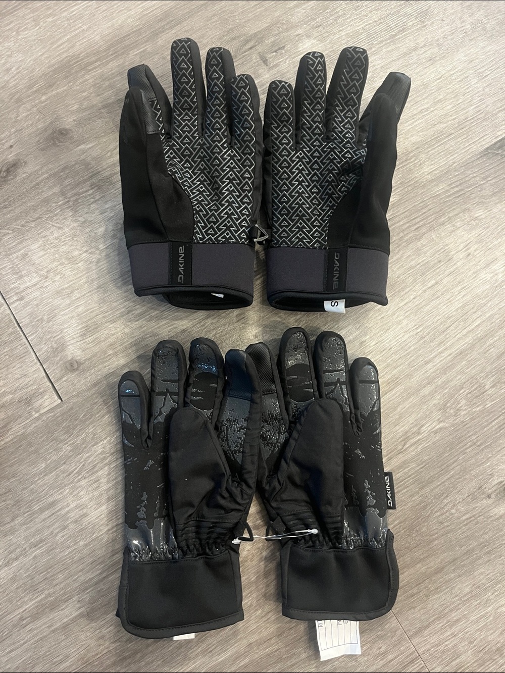 Set of Dakine Men’s black snow gloves, Size small